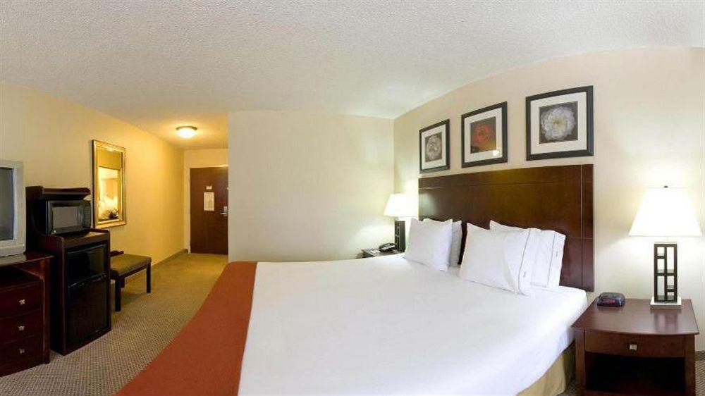 Holiday Inn Express Hotel & Suites Dickson By Ihg Exterior photo